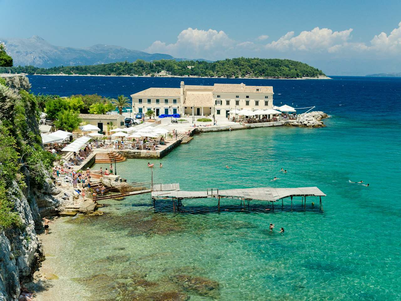Bar und Lounge mit altem Holzsteg am Faliraki Beach