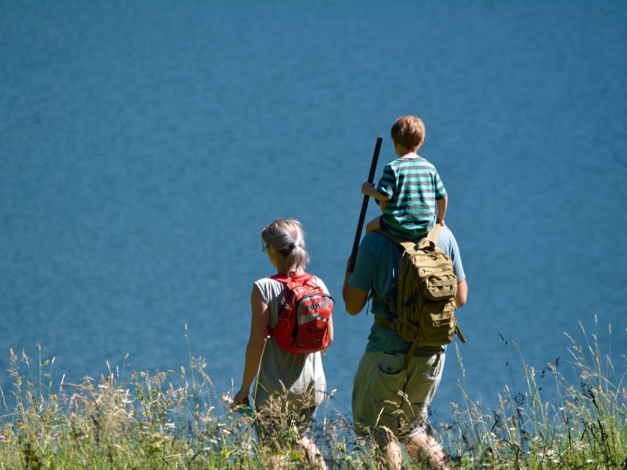 Familie in den Bergen © lotharnahler - stock.adobe.com