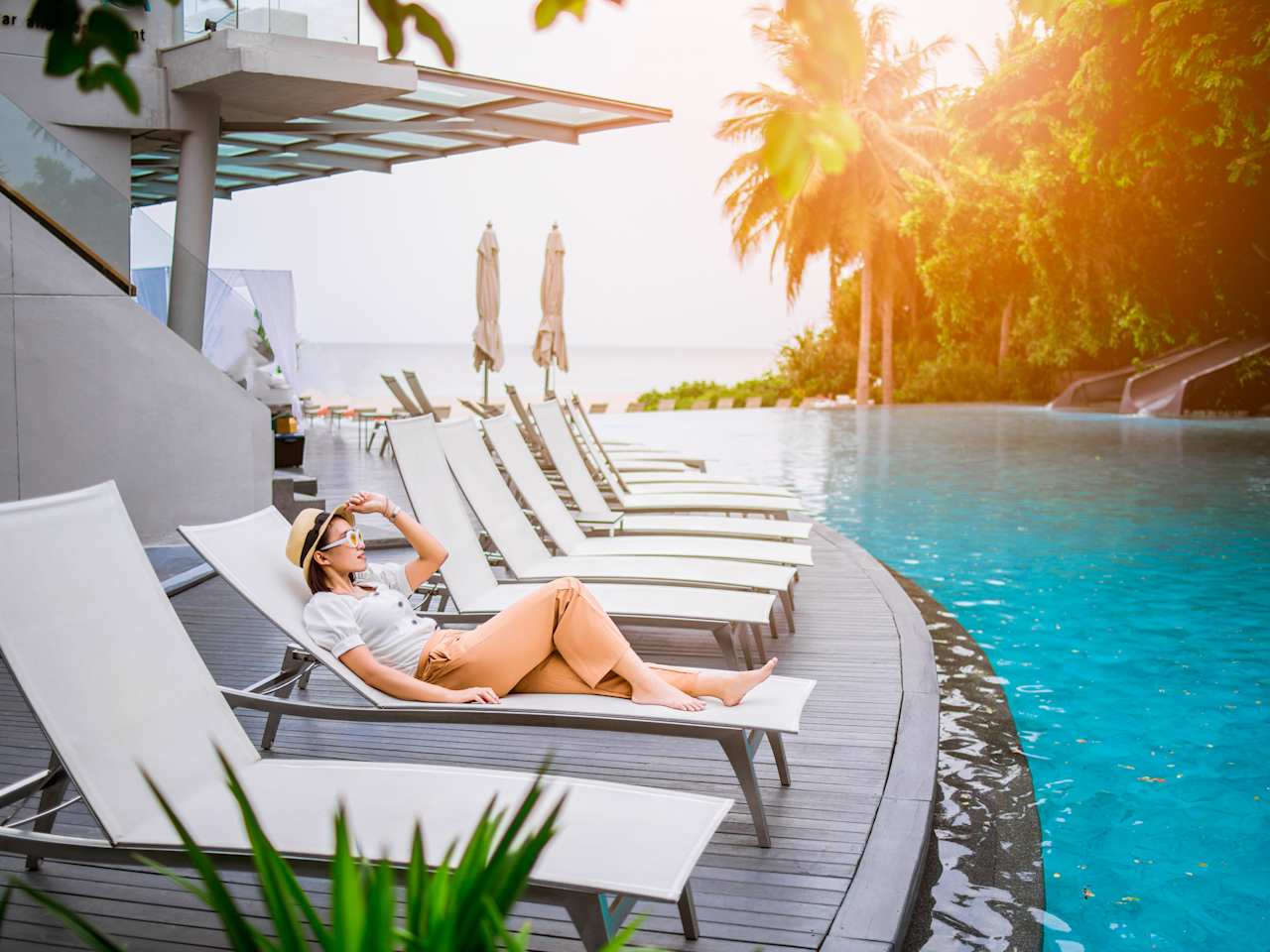 Frau in einem Liegestuhl am Pool