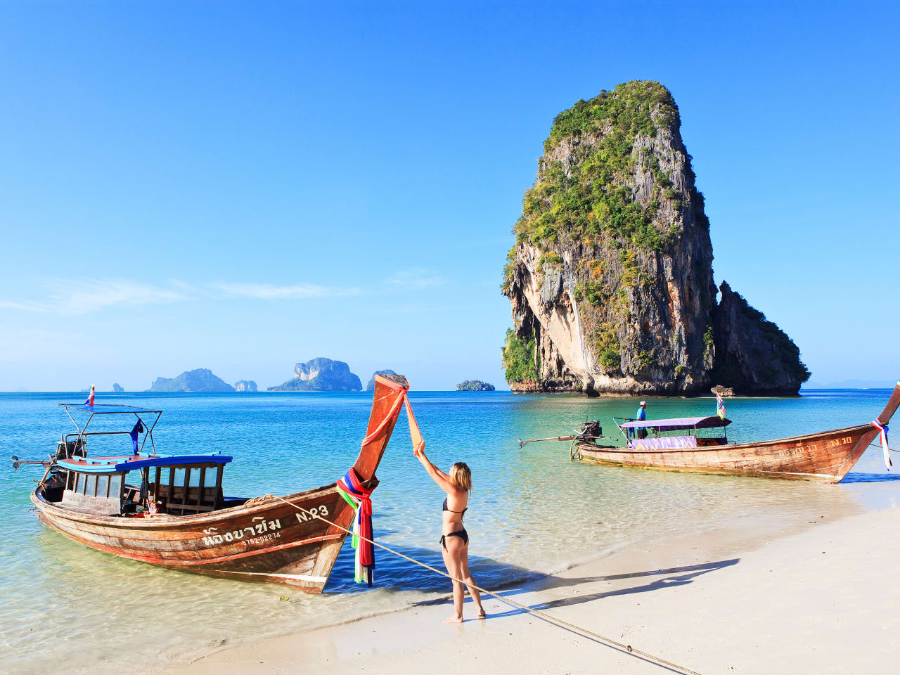 Frau mit Longtail Boot am Had Phra Nang Strand