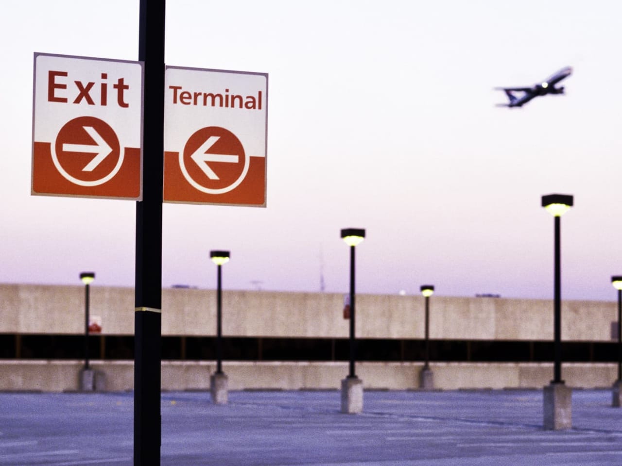 Ein Flugzeug startet am Flughafen im Hintergrund.