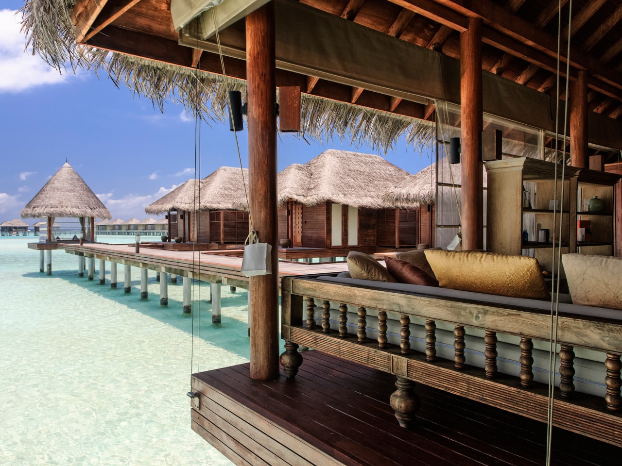 Häuser am Meer im Kihavah Resort Malediven