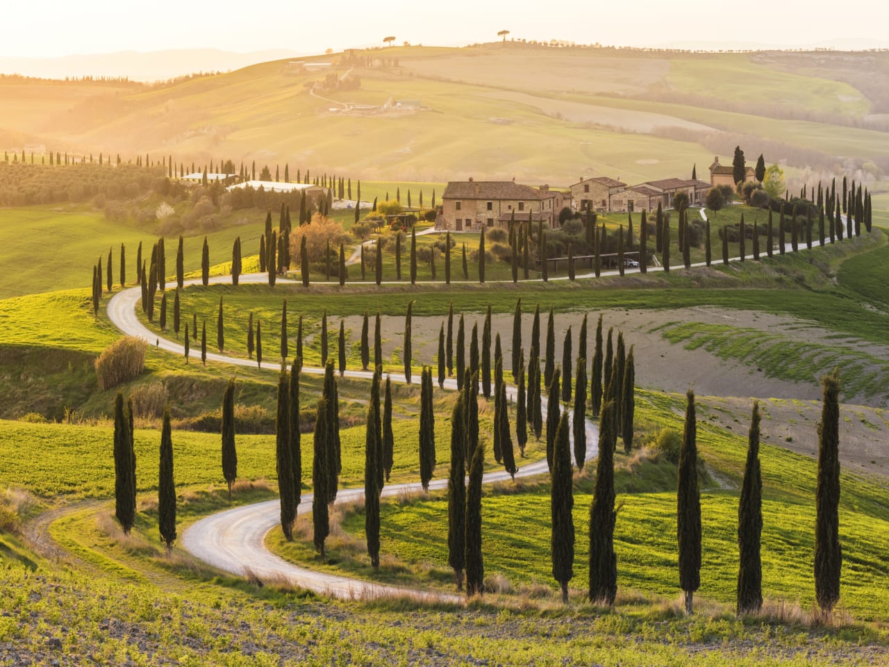 Häuser im Sonnenuntergang in der Toskana, Italien