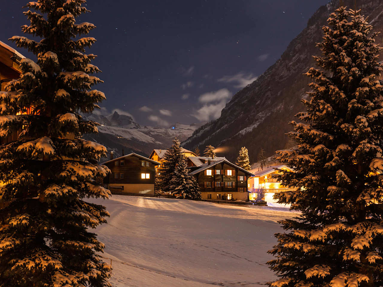 Das Taschtal in Zermatt bei Nacht.