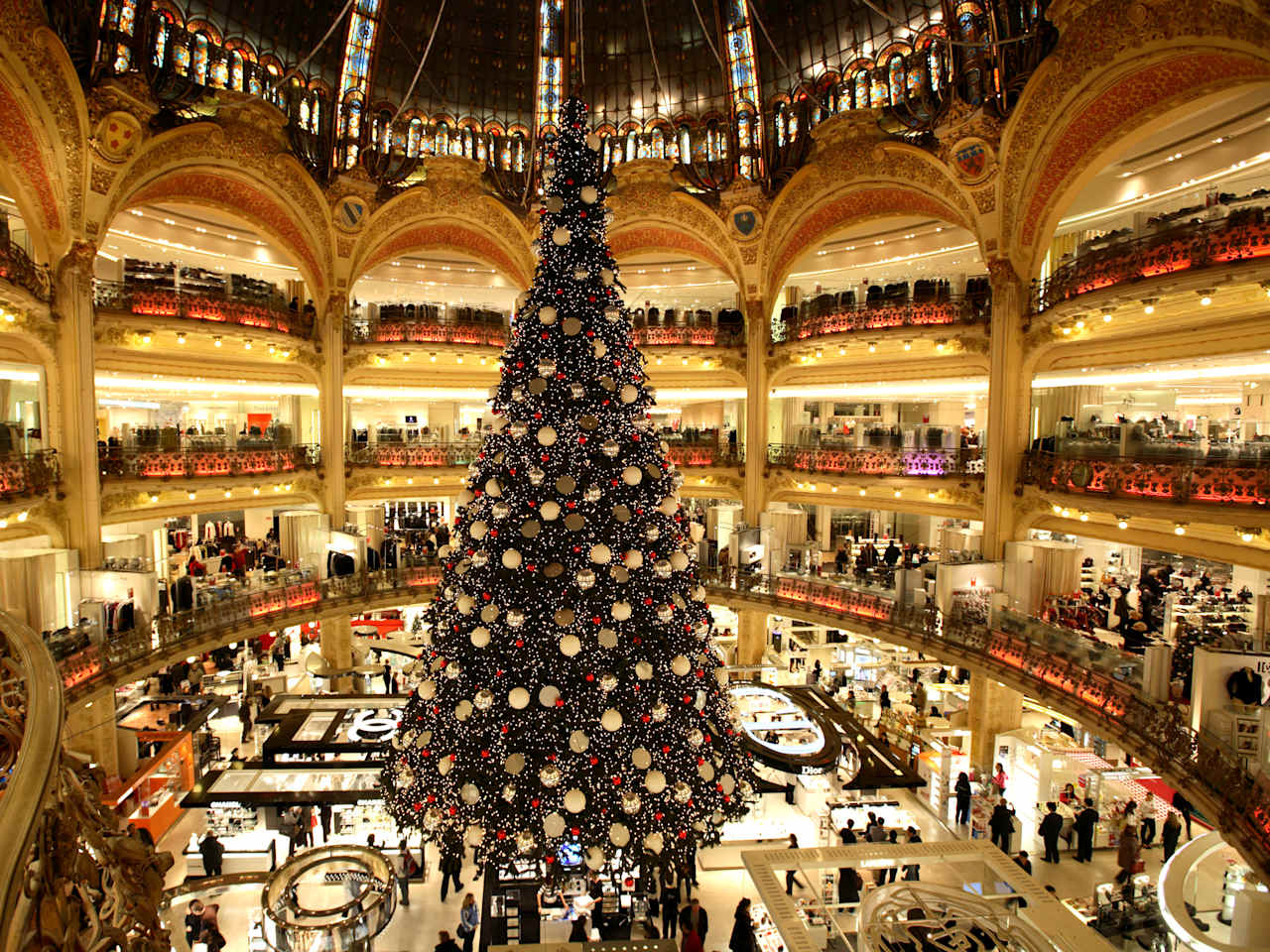 Die Galerie Lafayette in Paris ist in der Vorweihnachtszeit besonders schön geschmückt. © Bruce Yuanyue Bi via Getty Images