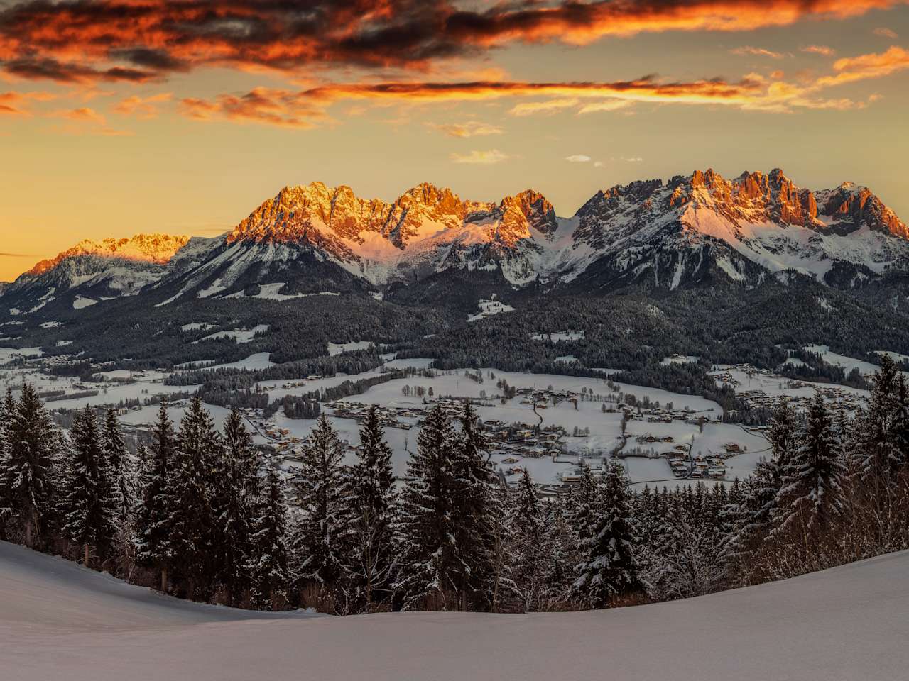 Sonnenaufgang hinter dem Wilden Kaiser in Tirol, Österreich.
