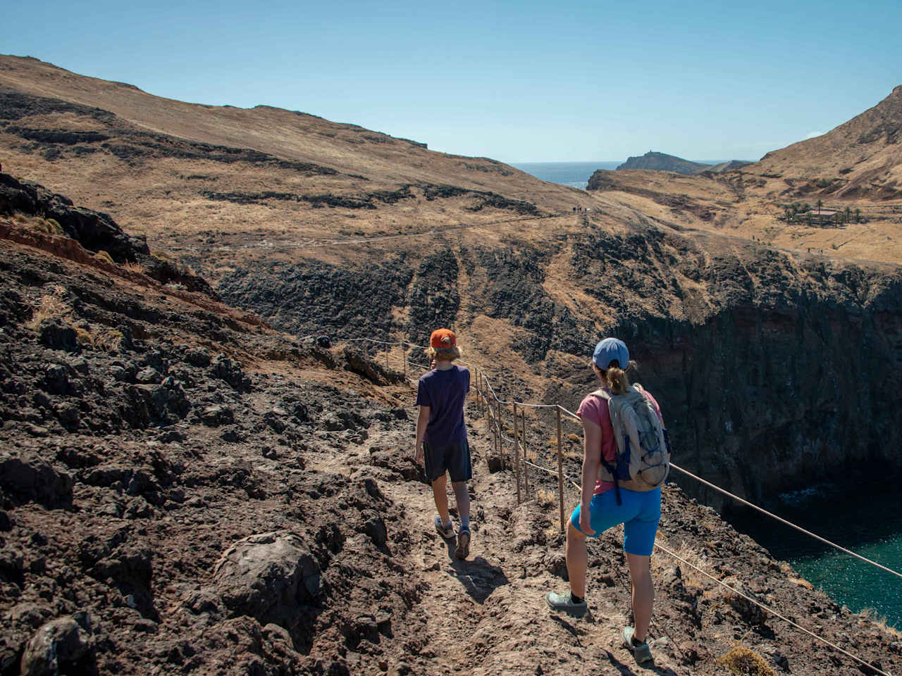 Eine Frau und ein Junge wandern an der Küste von Madeira.
