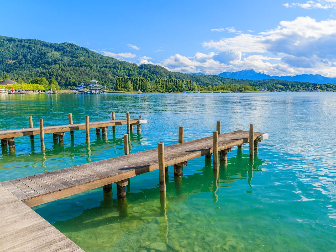 Holzsteg am Ufer des Wörthersees, Österreich