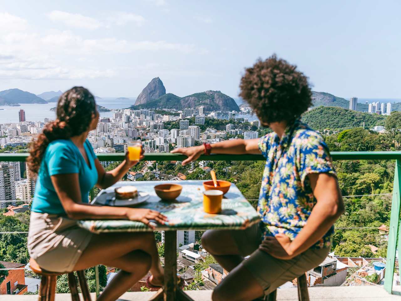 Junges Paar auf einer Terrasse mit Blick auf Rio de Janeiro.