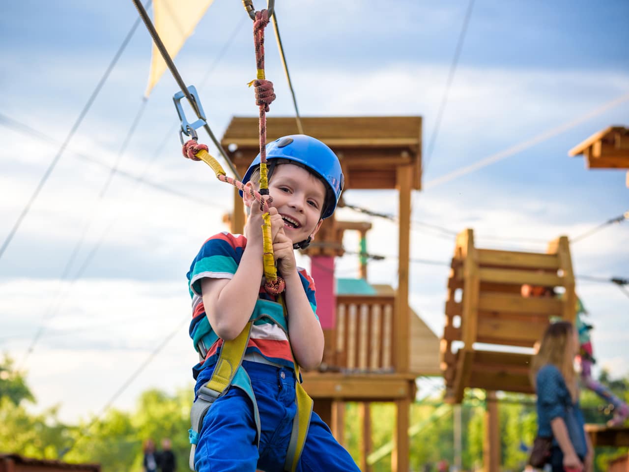 Ein kleiner junge in einem Kletterpark