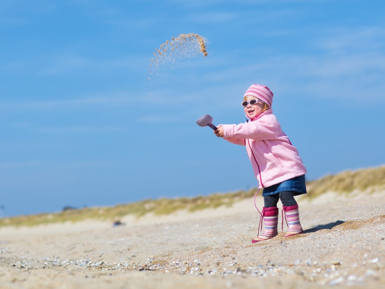 Kleines Mädchen spielt mit Sand
