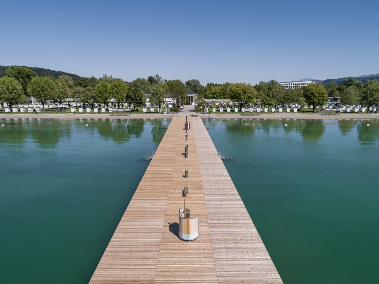 Langer Badesteg des Klagenfurter Strandbads in der Ostbucht des Wörthersees, Kärnten, Österreich