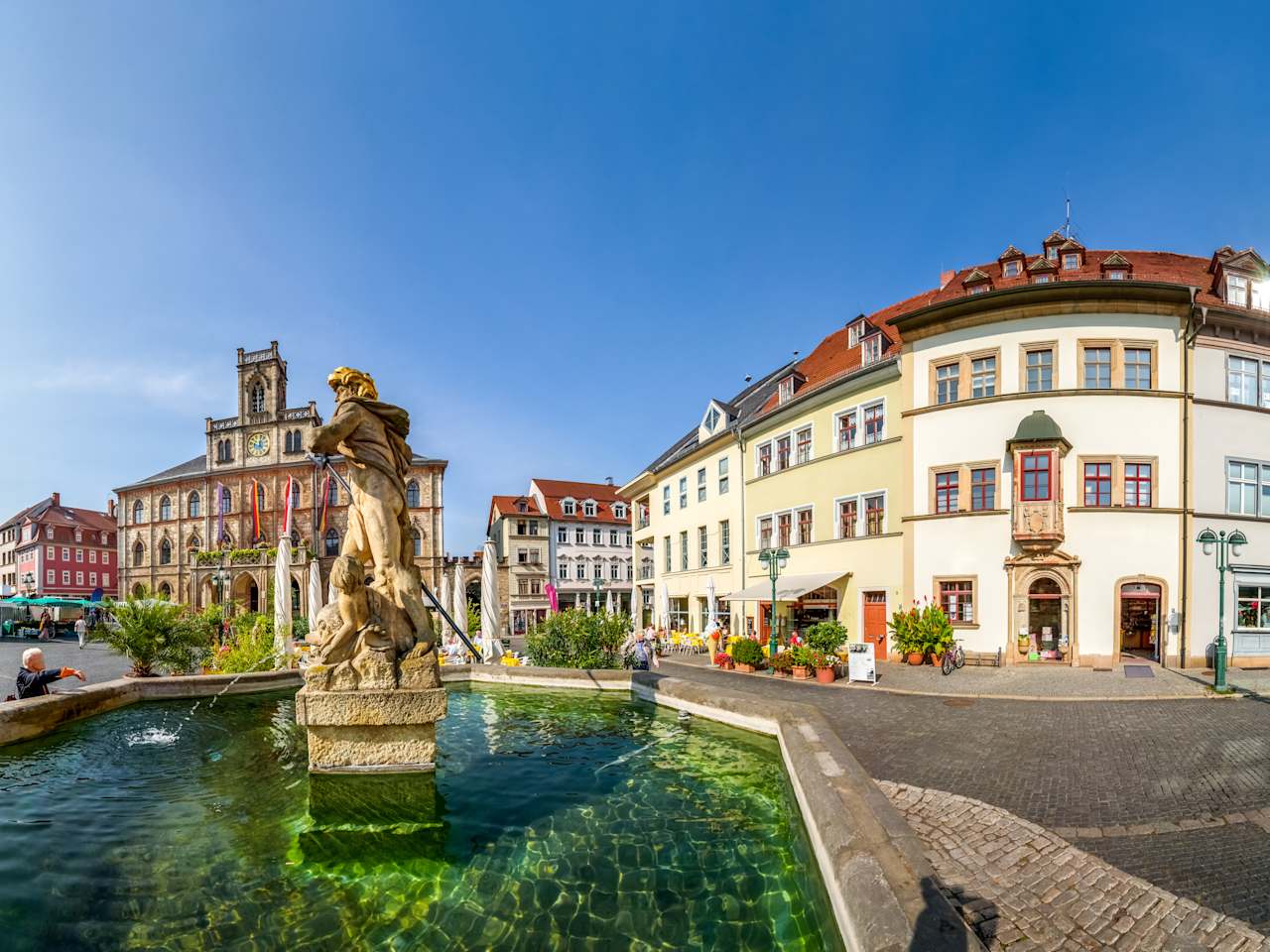 Blick über einen Brunnen auf den Marktplatz in Weimar