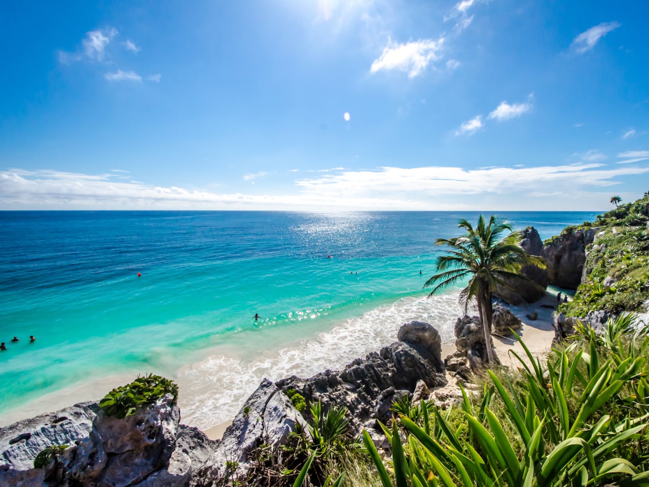 Menschen baden an einem Strand in Mexiko. © AlagnaMarco/Moment via Getty Images