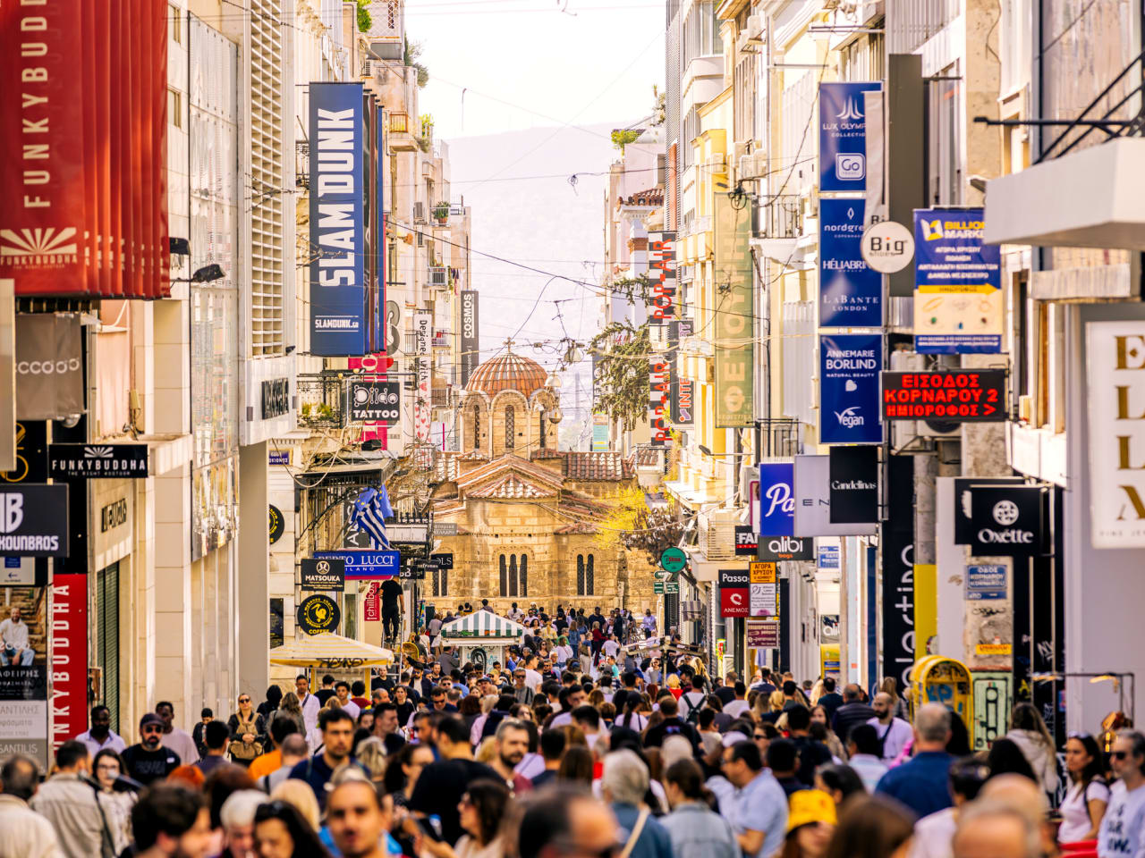 Menschenmenge in der Ermou Street, Athen, Griechenland