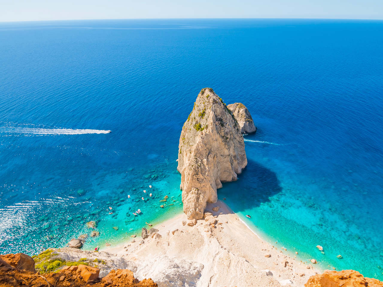 Blick auf einem großen spitzen Felsen im Meer