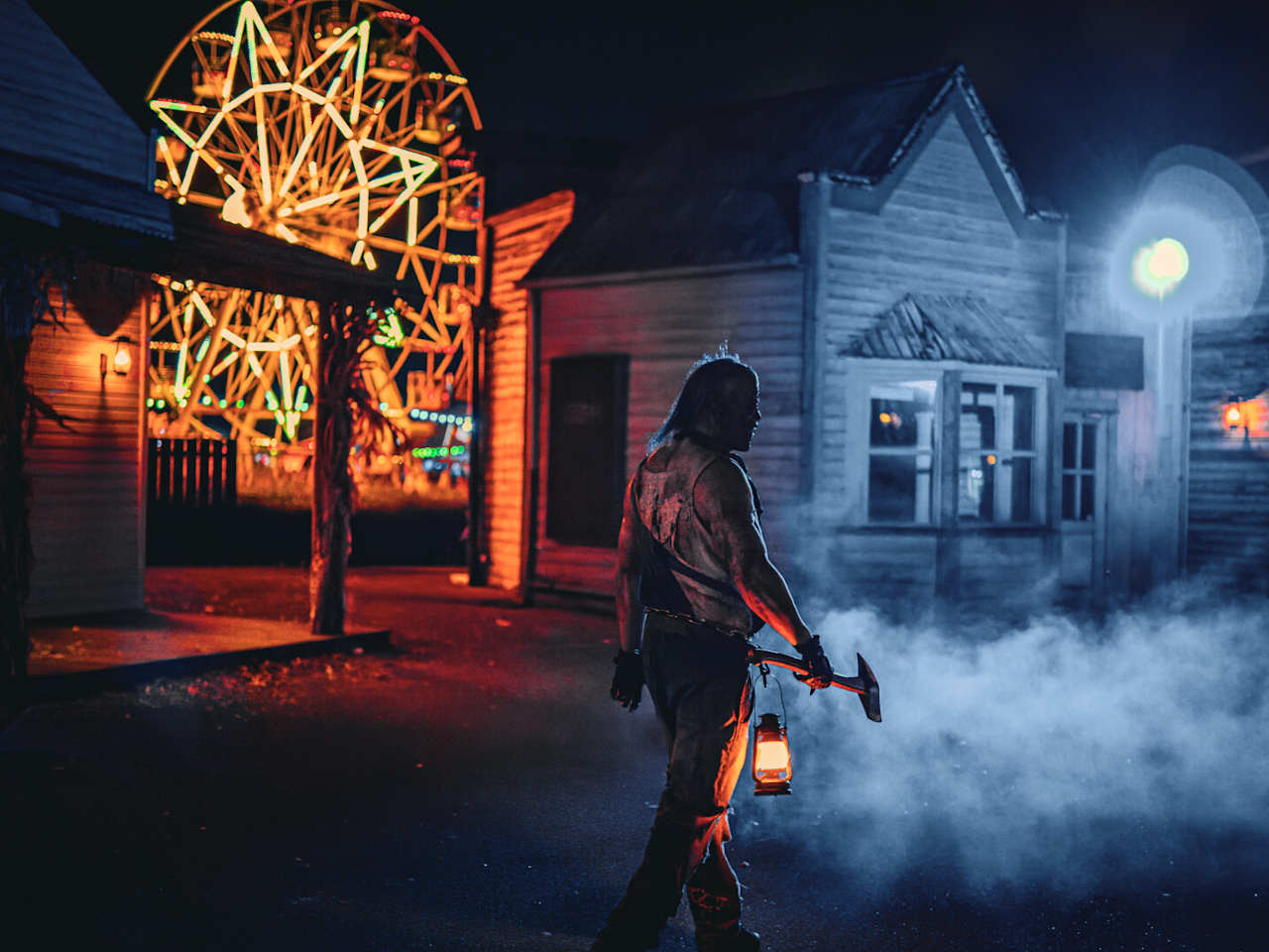 Ein Schausteller läuft in der Nacht durch dunkle Gassen, um die Movie Park BesucherInnen zu erschrecken.