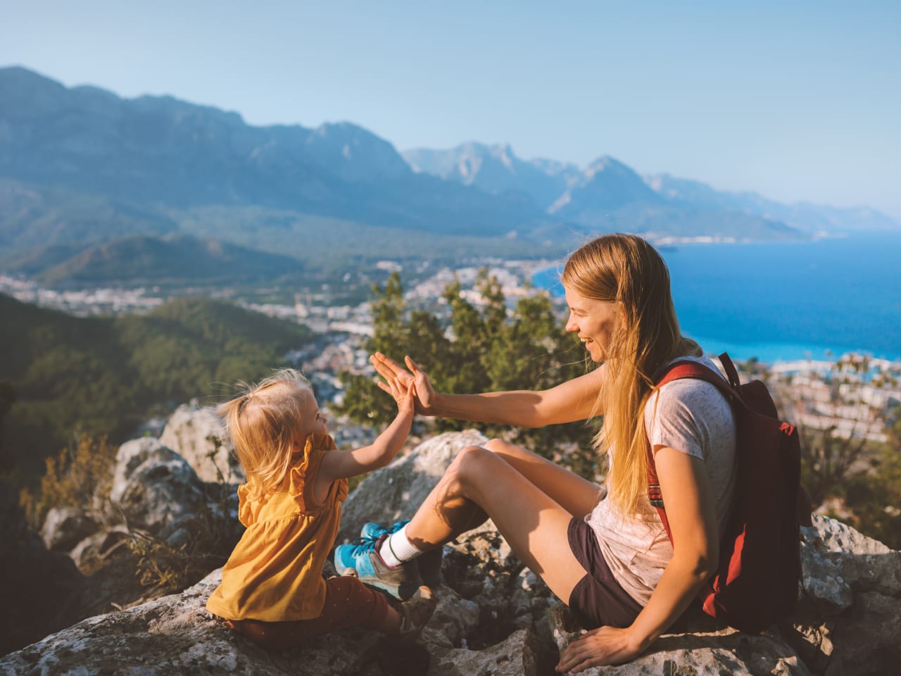 Mutter und Tochter beim Wandern in der Türkei © EVERST – stock.adobe.com
