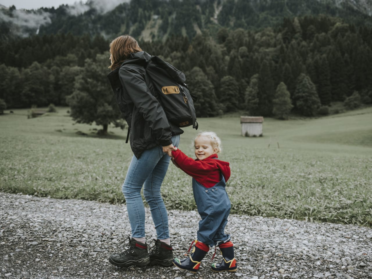 Eine Mutter wandert mit ihrem Kind in Vorarlberg, Österreich. © Westend61/Westend61 via Getty Images