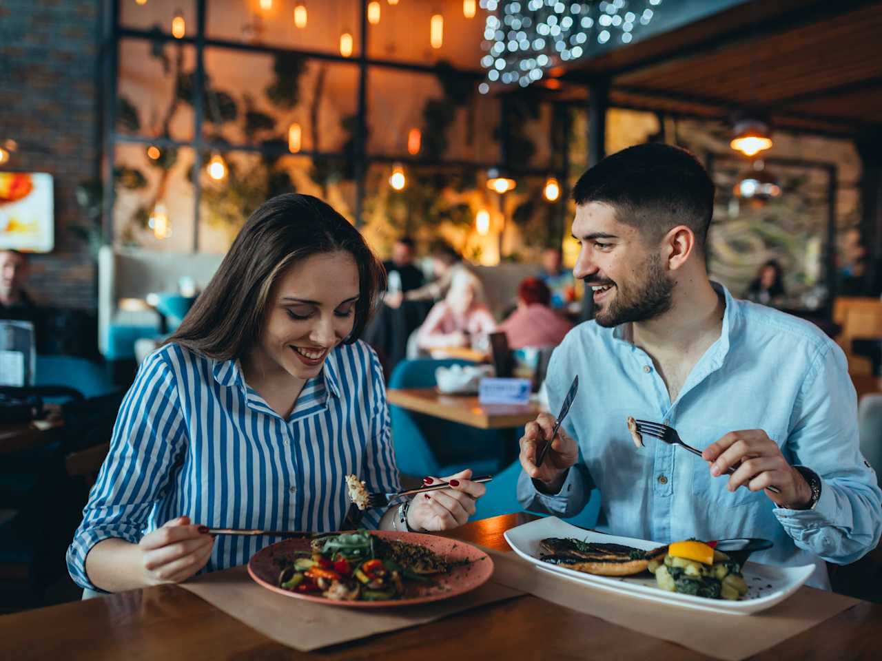 Ein Paar beim Essen im Restaurant