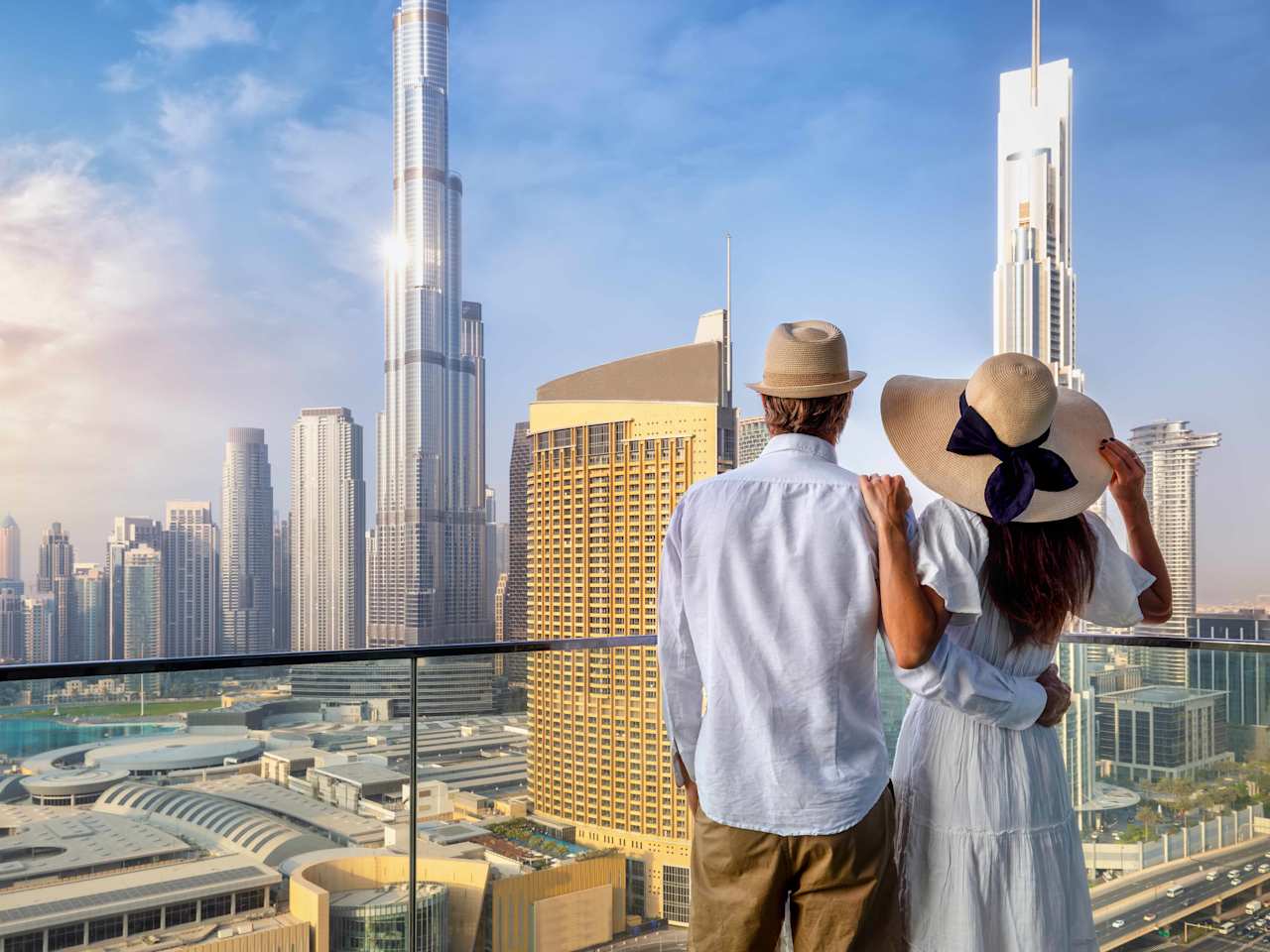 Ein Pärchen schaut auf die Skyline von Dubai.