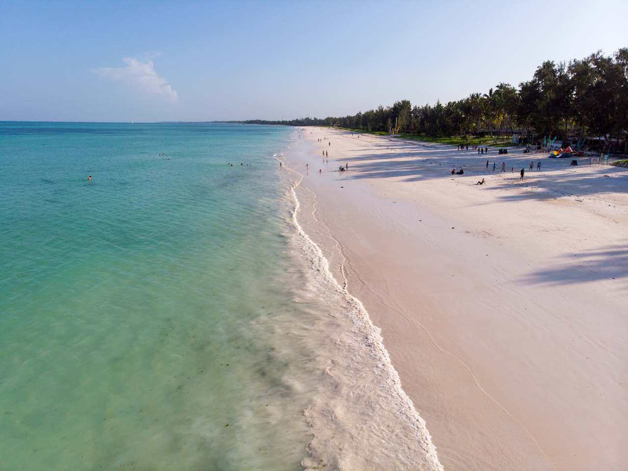 Ein weiter Strand mit hellem Sand