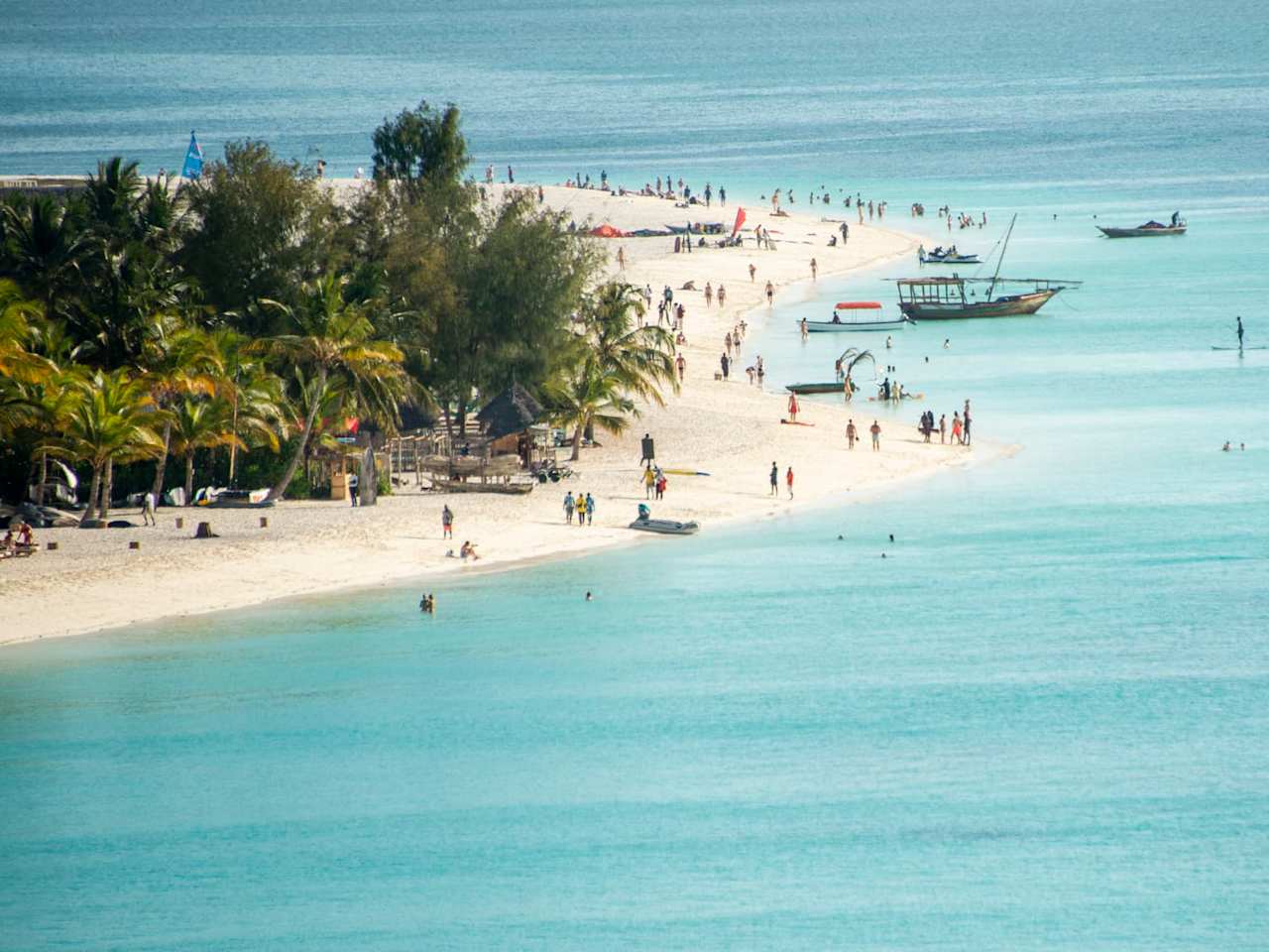 Panoramablick auf den Kendwa Beach auf Sansibar, Tansania.