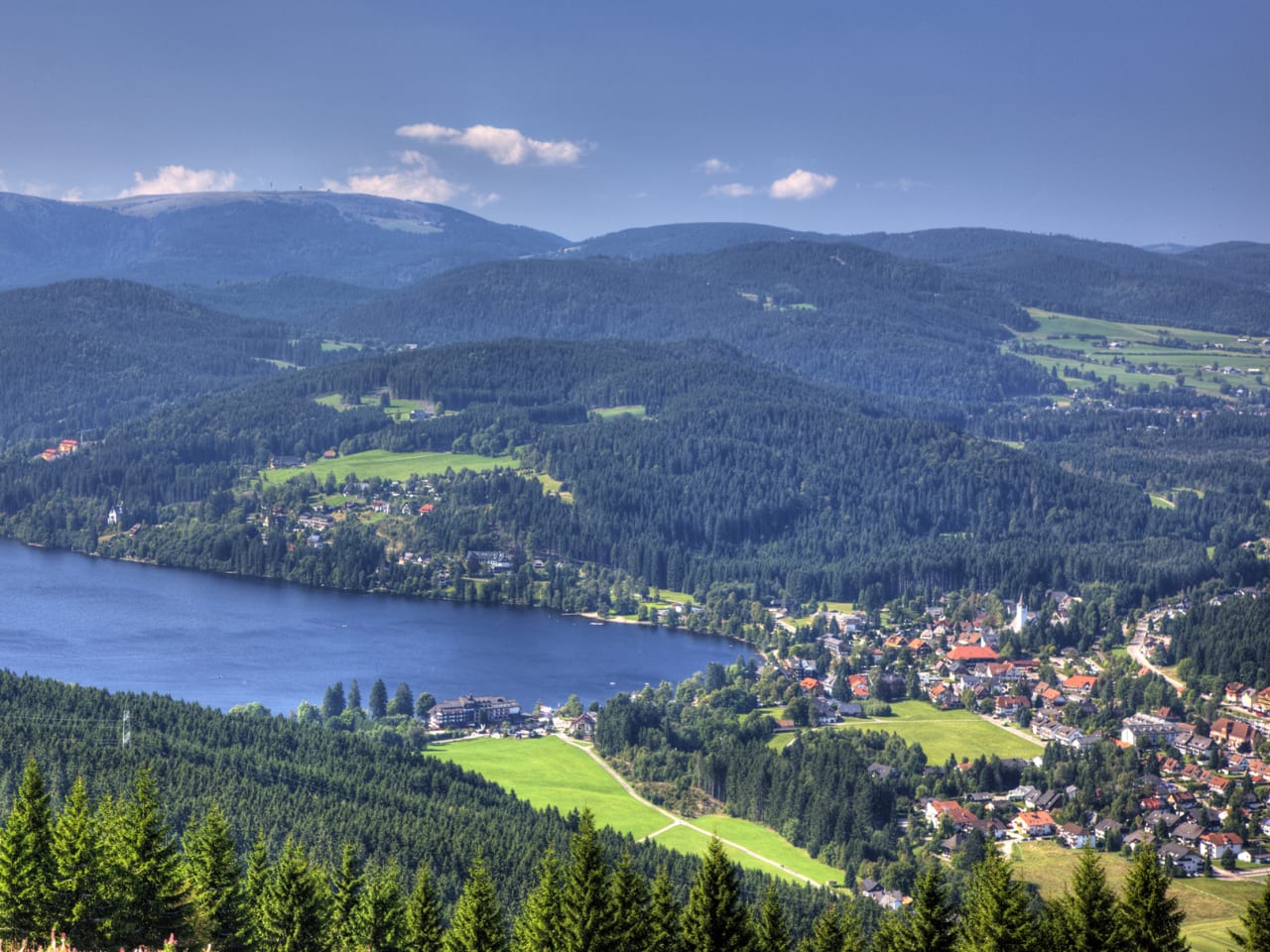 Panoramablick auf den Titisee, Schwarzwald, Baden-Württemberg, Deutschland.