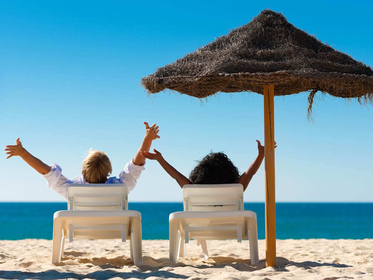 Ein paar unter einem Sonnenschirm