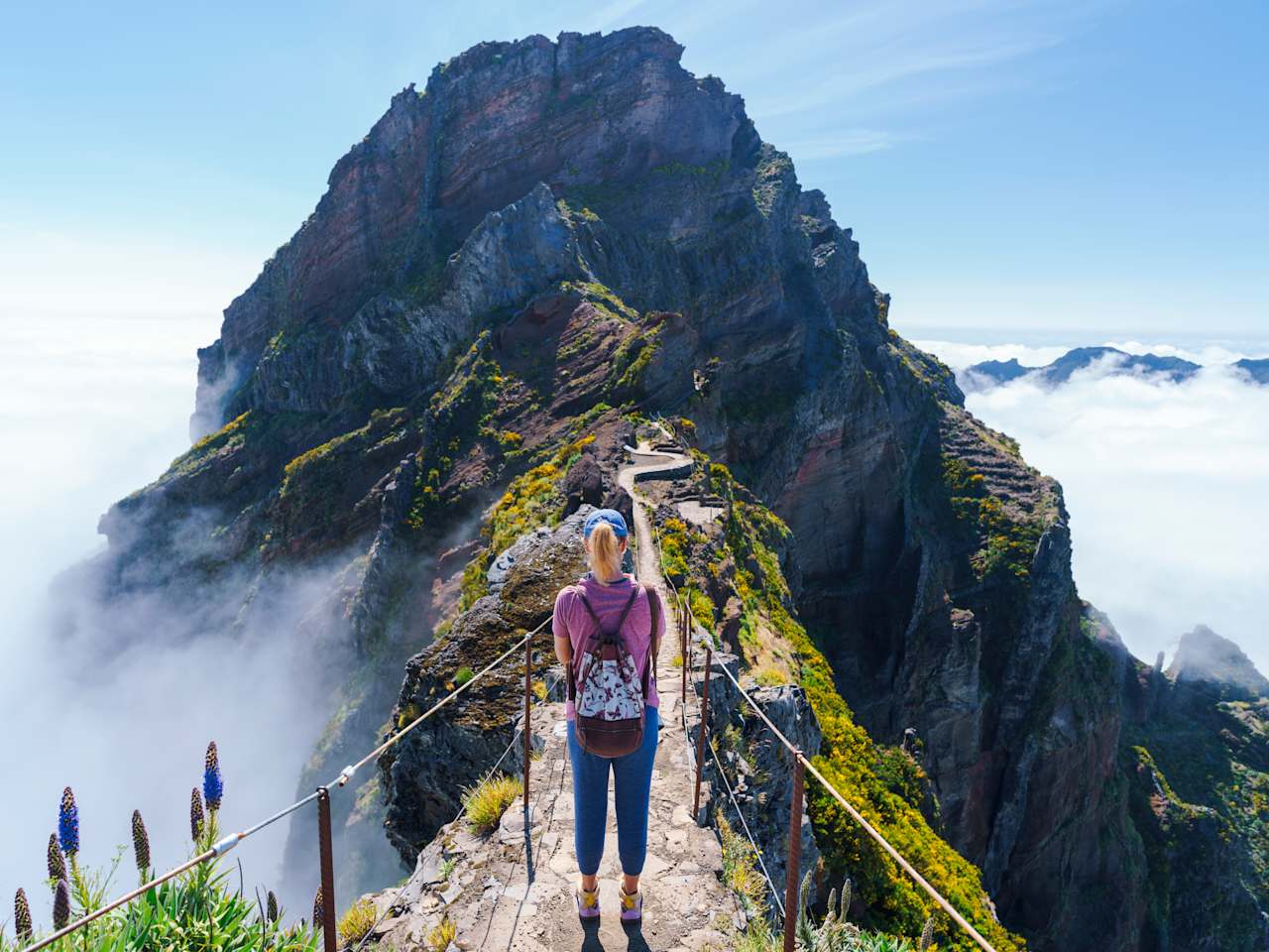 Wanderer auf PR1 Pico do Arieiro - Pico Ruivo Wanderweg Treppe zum Himmel Madeira Portugal. © pawel.gaul via Getty Images