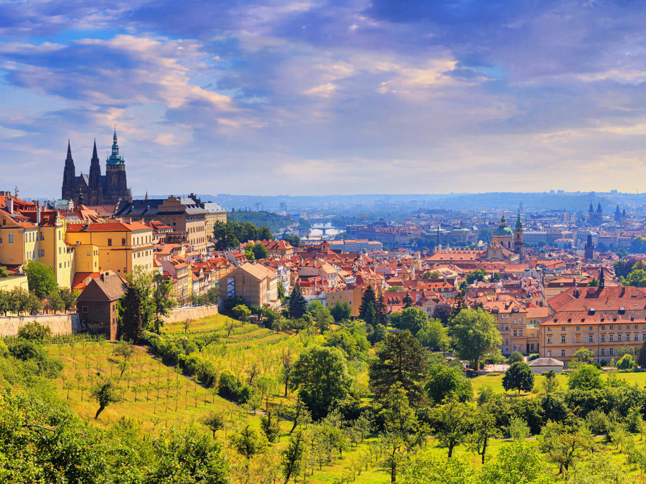 Blick über ein Häusermeer mit vielen alten Kirchtürmen