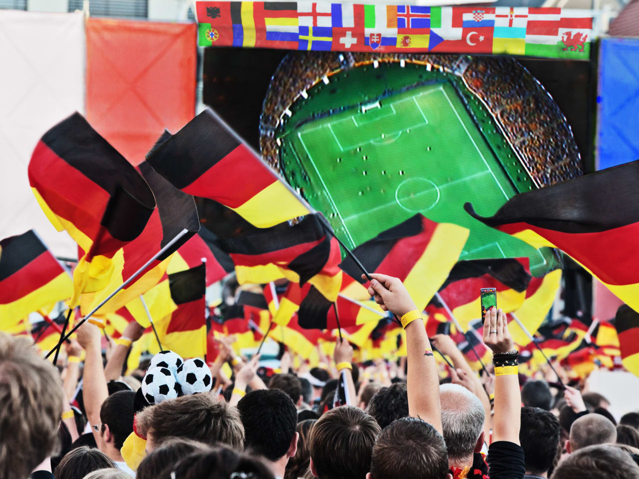 Beim Public Viewing kannst Du Dein Team mit vielen Anderen anfeuern