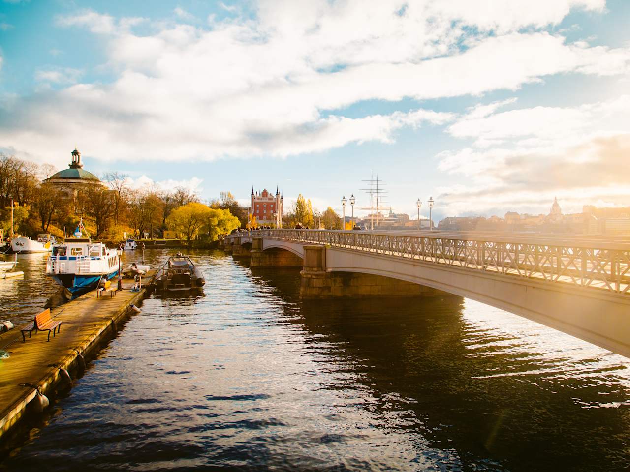 Boote neben einer langen Brücke