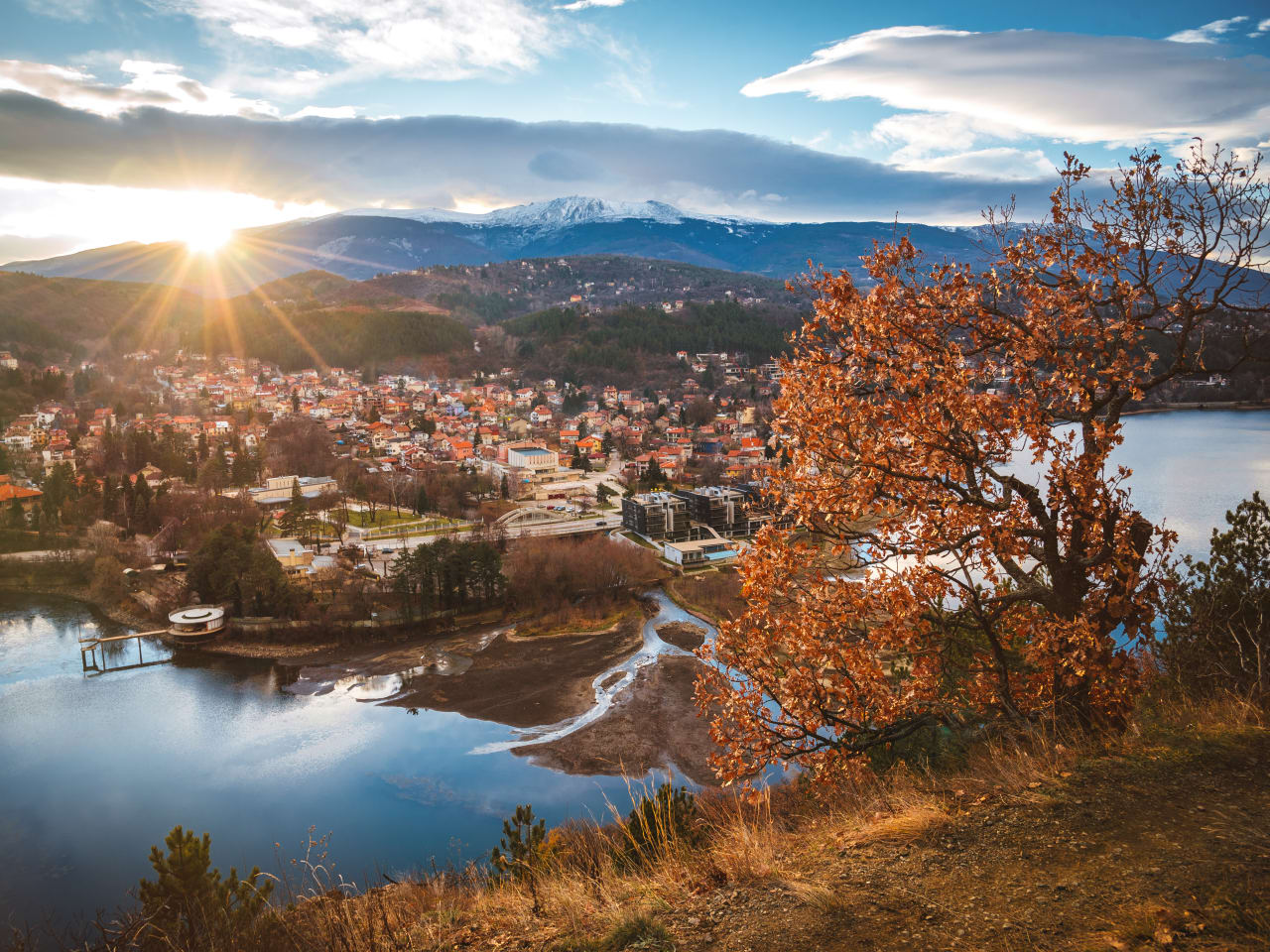 Eine Stadt in der Ferne mit Bergen im Hintergrund