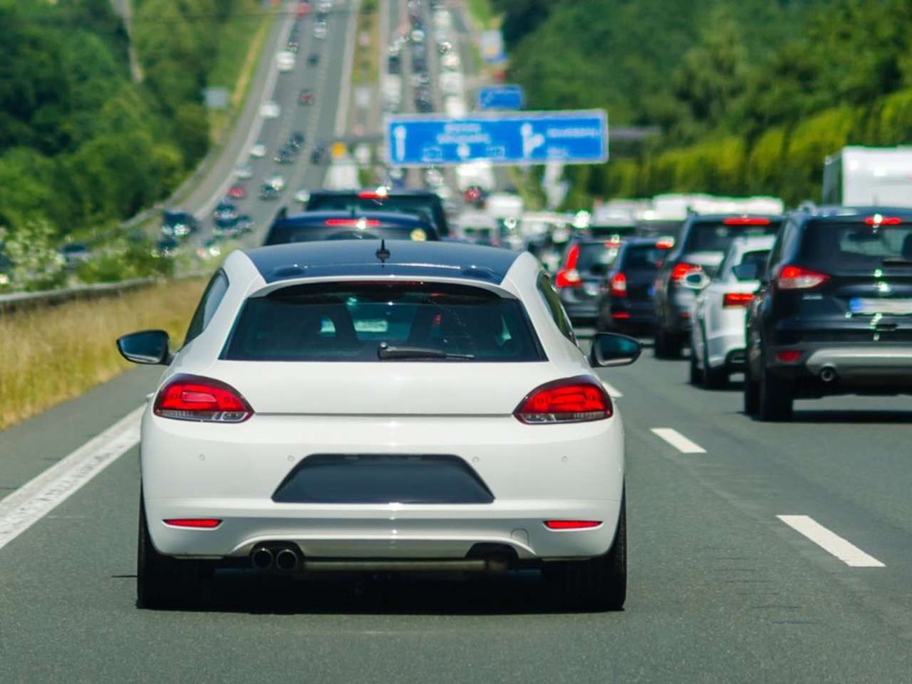Während der Sommerferien wird die Anreise zum Urlaubsziel zur Geduldsprobe für AutofahrerInnen. © Simple_Moments/Shutterstock.com