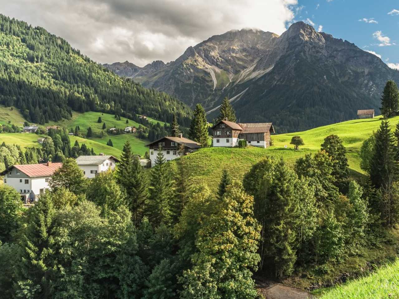 Berge, Bodensee und Bregenzer Festspiele: Das österreichische Ländle bietet Natur, Kultur und Kulinarik auf wenig Raum. © iStock via Getty/Conny Pokorny