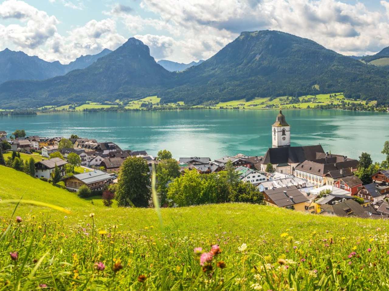Das ganze Jahr über ist der Wolfgangsee ein tolles Reiseziel für Freunde der Natur. © iStock via Getty/Roman Kybus