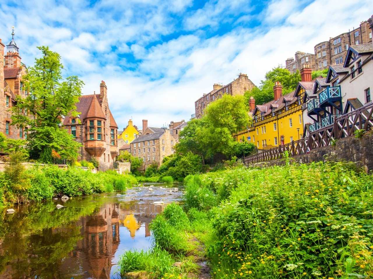Ein sonniger Tag im Dean Village in Edinburgh. © iStock via Getty/arcady_31