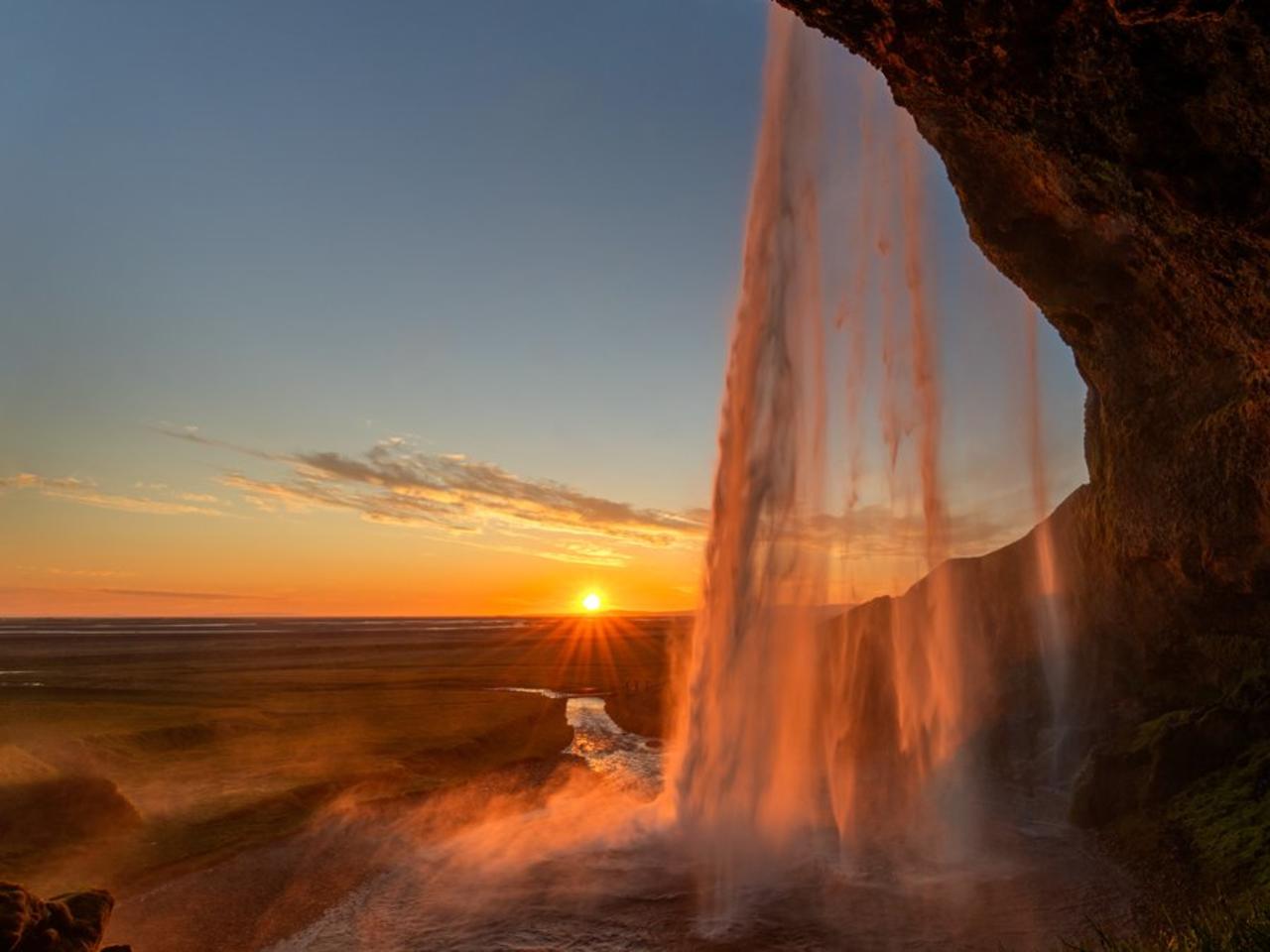 Ein Sonnenuntergang beim Wasserfall Seljalandsfoss in Island. © iStock via Getty/Franz Schallmeiner