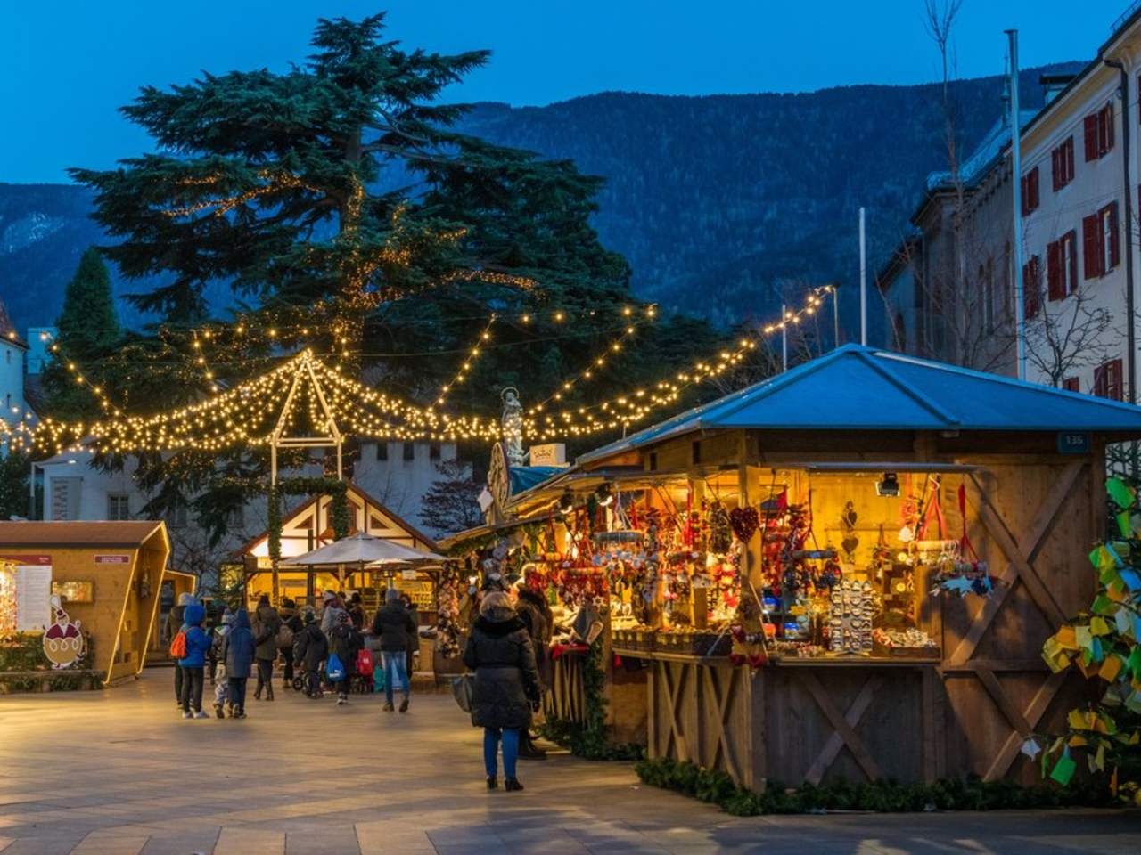 Es muss nicht zwingend die Piste sein: Ein Winterurlaub in Südtirol lohnt sich allein der Weihnachtsmärkte wegen. © istock/e55evu