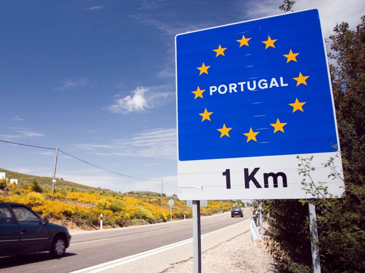 Dass Du innerhalb der EU Dich nicht mehr an Grenzen ausweisen musst, stimmt in der Regel. Das bedeutet aber nicht, dass du Deinen Ausweis zu Hause lassen kannst. © istock/Felipe Rodriguez