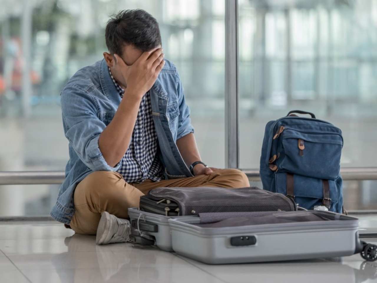 Wenn Du am Flughafen bemerkst, dass Du Deinen Reisepass vergessen hast, muss das nicht das Ende Deiner Reise bedeuten. © Chanyanuch Wannasinlapin/Shutterstock.com