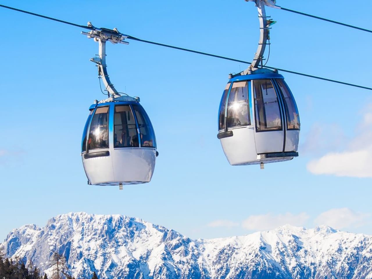 Während Dich die Gondel wieder nach oben bringt, kannst Du in den Karnischen Alpen ein besonderes Panorama genießen. © istock/vania_tonova