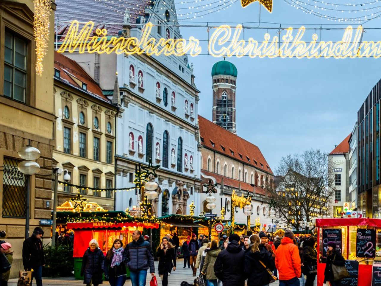In München findest Du den größten Weihnachtsmarkt auf dem zentralen Marienplatz und entlang der Fußgängerzone. © istock/FooTToo