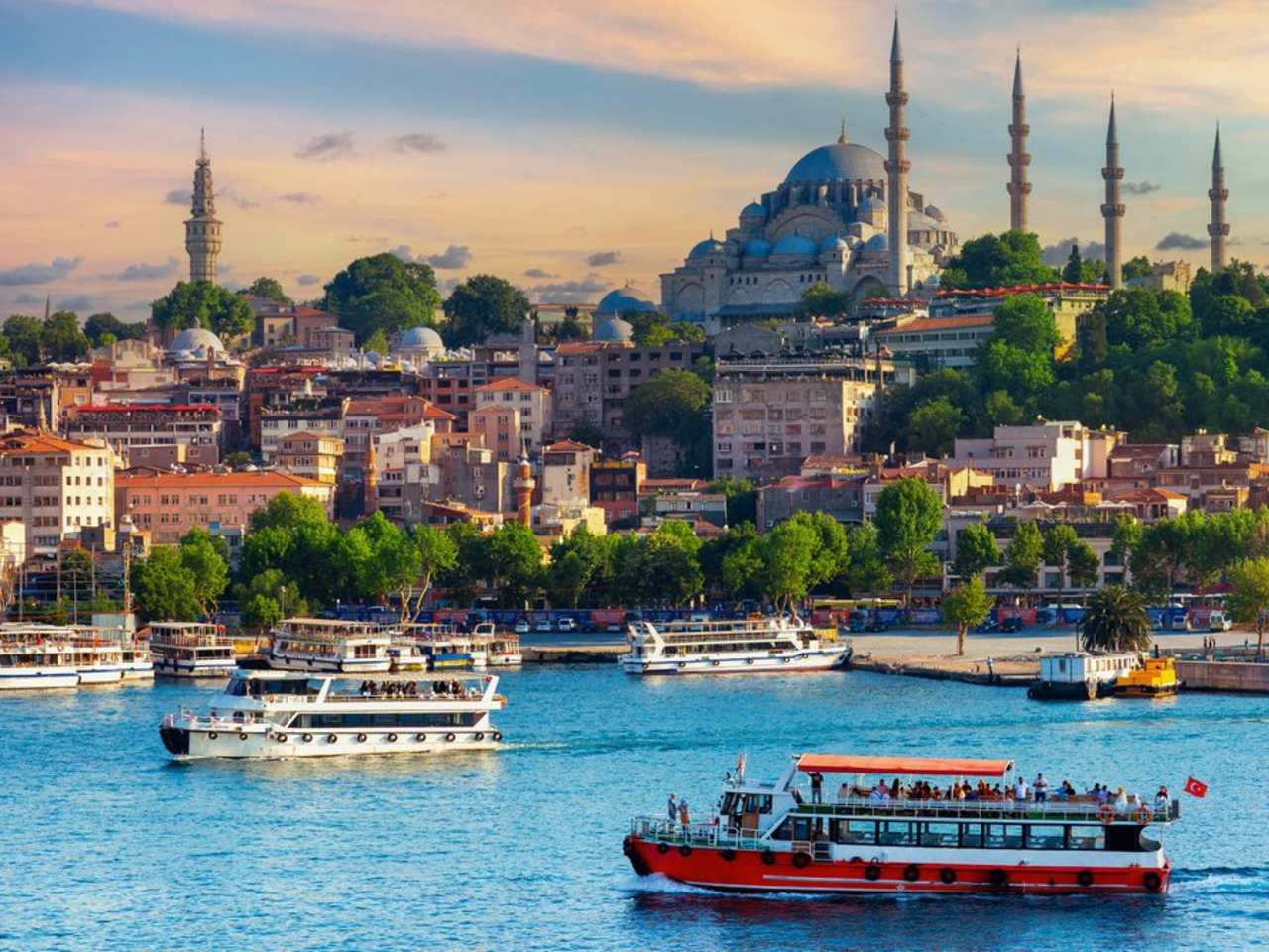 Auch in Istanbul wird teils Weihnachten gefeiert. © iStock via Getty/tawatchaiprakobkit