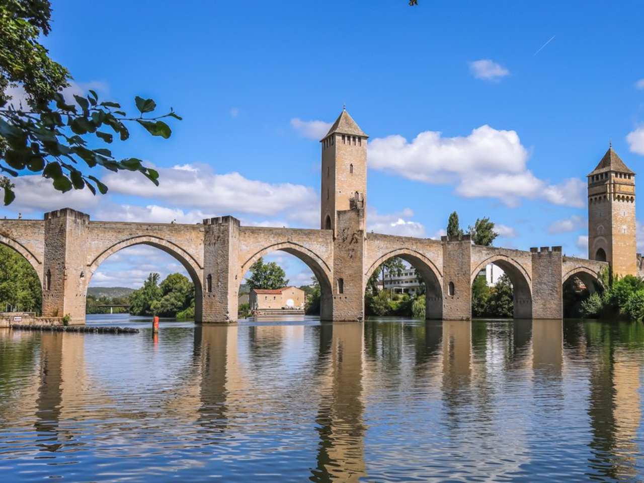 Die Valentré-Brücke über den Lot im französischen Okzitanien. © iStock via Getty/yujie chen