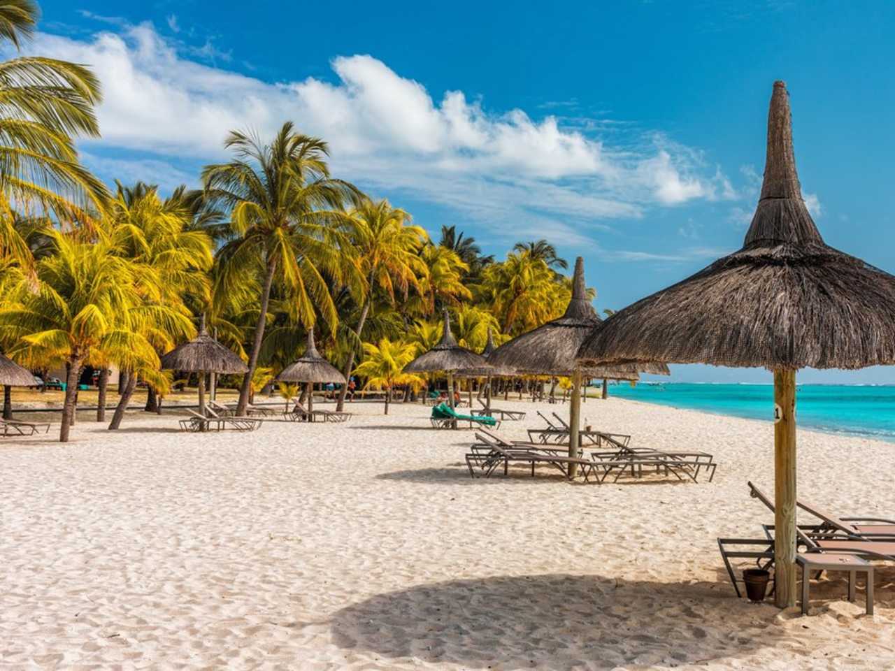 Der traumhafte Strand von Le Morne auf Mauritius. © iStock via Getty/DaLiu