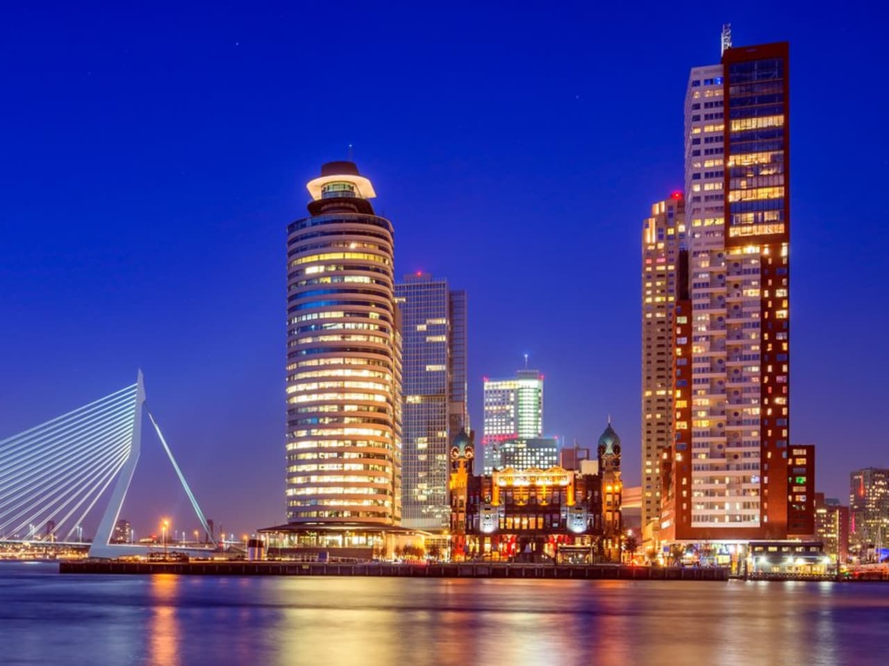 Rotterdam trägt nicht umsonst den Beinamen Manhattan an der Maas. © iStock via Getty/mihaiulia