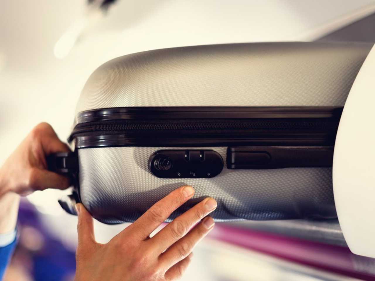 Wie groß Dein Handgepäck-Koffer maximal sein darf, kann sich von Fluggesellschaft zu Fluggesellschaft unterscheiden. © jchizhe/iStock