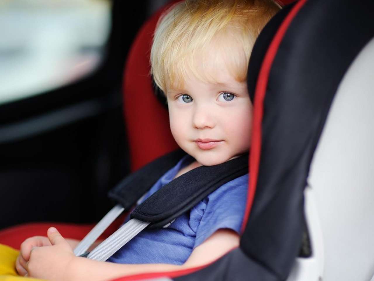 Mit dem richtigen Kindersitz ist die Fahrt in den Skiurlaub für deinen Nachwuchs nicht nur sicher, sondern auch bequem. © Maria Sbytova/Shutterstock.com